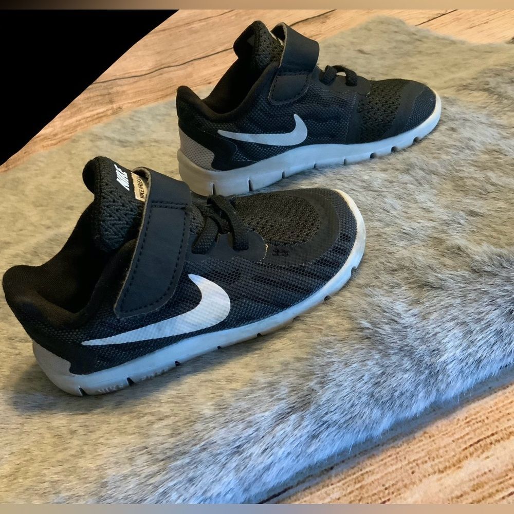 Nike Kids Free Run Black & White Velcro Sneakers Size 7C